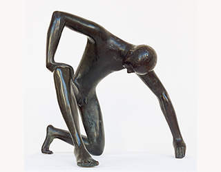 In unserer Galerie zum Verkauf angebotene Skulptur von Karl-Heinz Krause (Bildhauer): Aufstehender (klein)