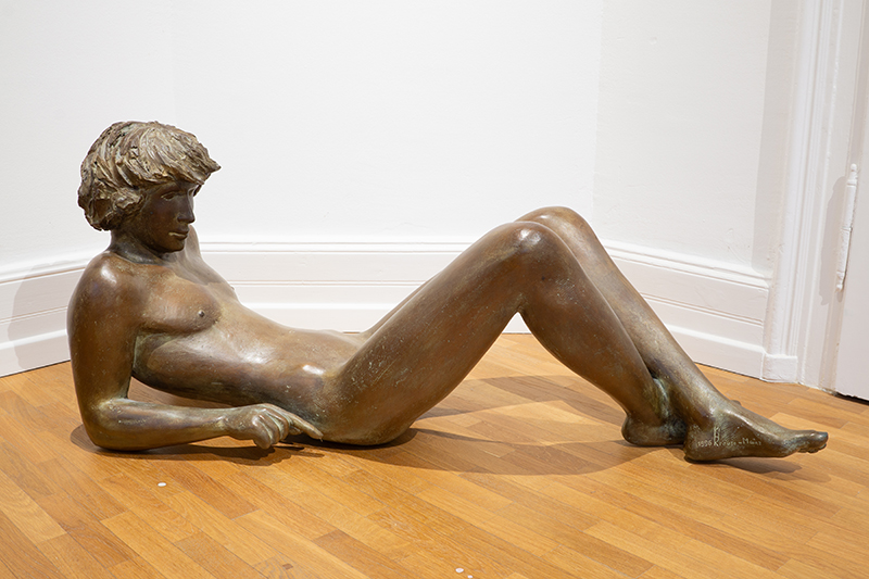 In unserer Galerie zum Verkauf stehende Skulptur von Karl-Heinz Krause (Bildhauer): Großer, liegender Orlando