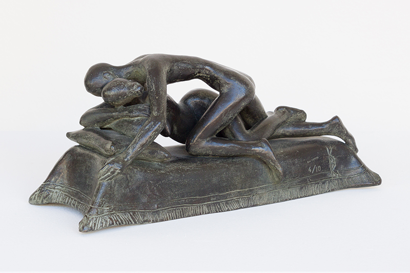 In unserer Galerie zum Verkauf stehende Skulptur von Karl-Heinz Krause (Bildhauer): Kanapee (Kleines Liebespaar)