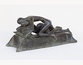 In unserer Galerie zum Verkauf angebotene Skulptur von Karl-Heinz Krause (Bildhauer): Kanapee (Kleines Liebespaar) (klein)