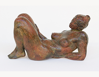 In unserer Galerie zum Verkauf angebotene Skulptur von Karl-Heinz Krause (Bildhauer): Liegende Luana (klein)