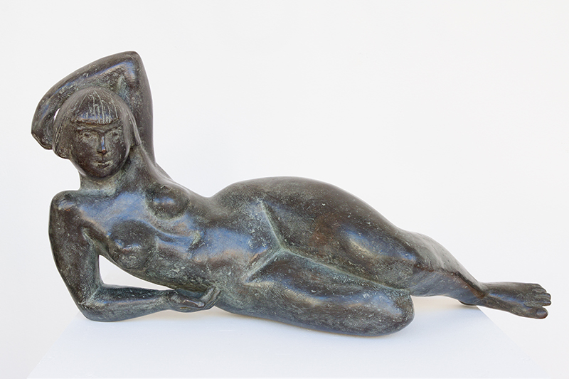 In unserer Galerie zum Verkauf stehende Skulptur von Karl-Heinz Krause (Bildhauer): Liegende Üppige