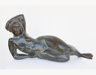 In unserer Galerie zum Verkauf angebotene Skulptur von Karl-Heinz Krause (Bildhauer): Liegende Üppige (klein)