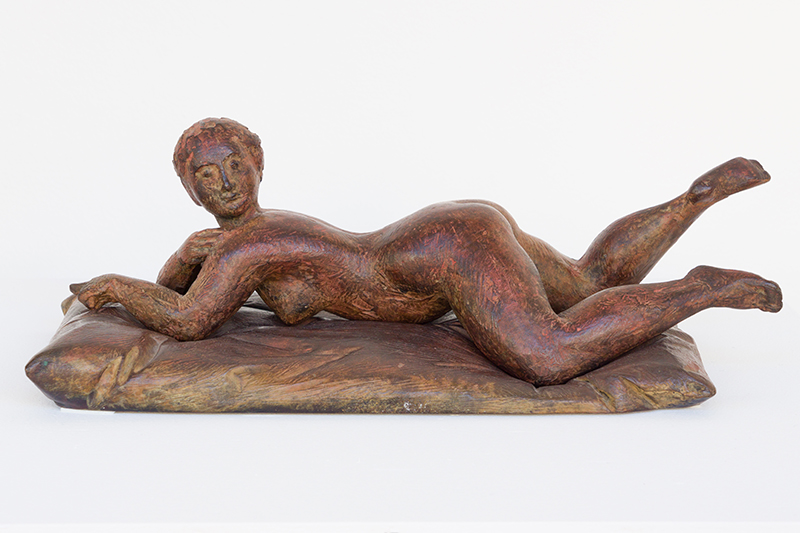 In unserer Galerie zum Verkauf stehende Skulptur von Karl-Heinz Krause (Bildhauer): Paolina auf Kissen