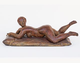 In unserer Galerie zum Verkauf angebotene Skulptur von Karl-Heinz Krause (Bildhauer): Paolina auf Kissen (klein)