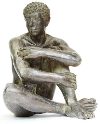 In unserer Galerie zum Verkauf angebotene Skulptur von Karl-Heinz Krause (Bildhauer): Sitzender Arkadier (groß)