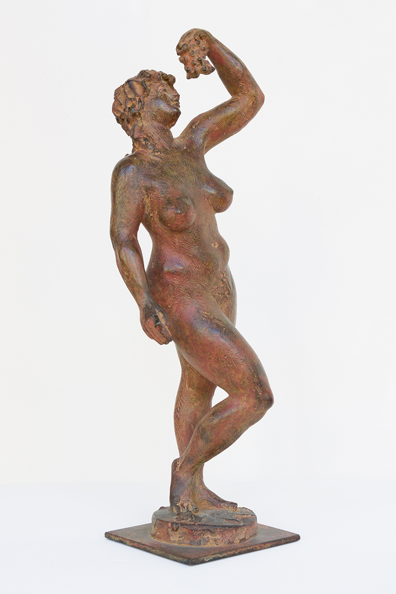 In unserer Galerie zum Verkauf stehende Skulptur von Karl-Heinz Krause (Bildhauer): Stehende Bacchantin mit Trauben