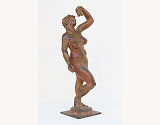 In unserer Galerie zum Verkauf angebotene Skulptur von Karl-Heinz Krause (Bildhauer): Stehende Bacchantin mit Trauben (klein)