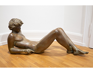 In unserer Galerie zum Verkauf angebotene Skulptur von Karl-Heinz Krause (Bildhauer): Großer, liegender Orlando (klein)