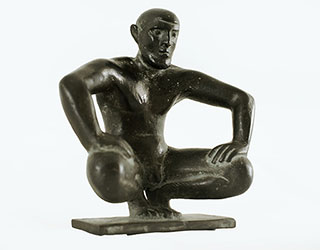 In unserer Galerie zum Verkauf angebotene Skulptur von Karl-Heinz Krause (Bildhauer): Kleiner Hockender (klein)