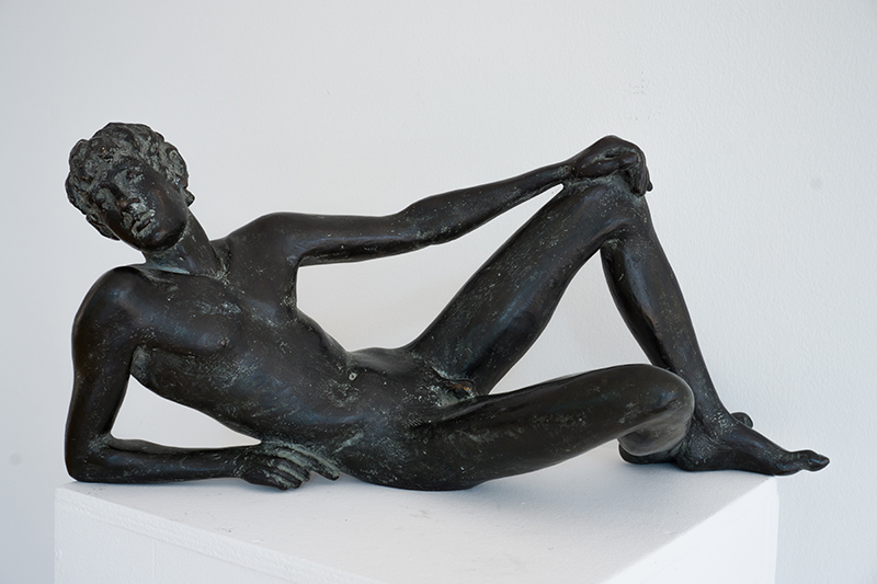 In unserer Galerie zum Verkauf stehende Skulptur von Karl-Heinz Krause (Bildhauer): Liegender Orlando
