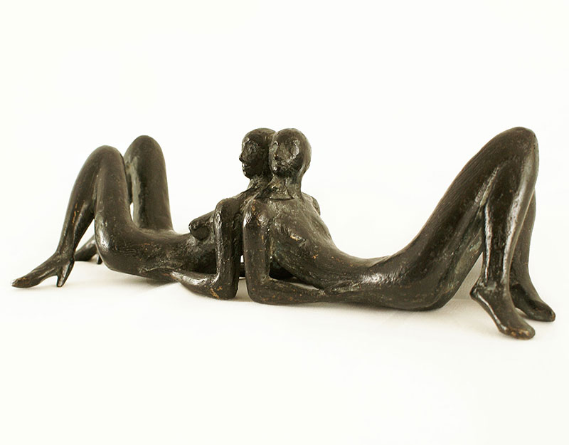 In unserer Galerie zum Verkauf stehende Skulptur von Karl-Heinz Krause (Bildhauer): Kleines, liegendes Paar