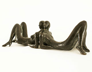 In unserer Galerie zum Verkauf angebotene Skulptur von Karl-Heinz Krause (Bildhauer): Kleines, liegendes Paar (klein)