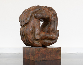 In unserer Galerie zum Verkauf angebotene Skulptur von Karl-Heinz Krause (Bildhauer): Kleiner, sitzender Akt (klein)