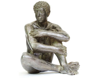In unserer Galerie zum Verkauf angebotene Skulptur von Karl-Heinz Krause (Bildhauer): Sitzender Arkadier (klein)